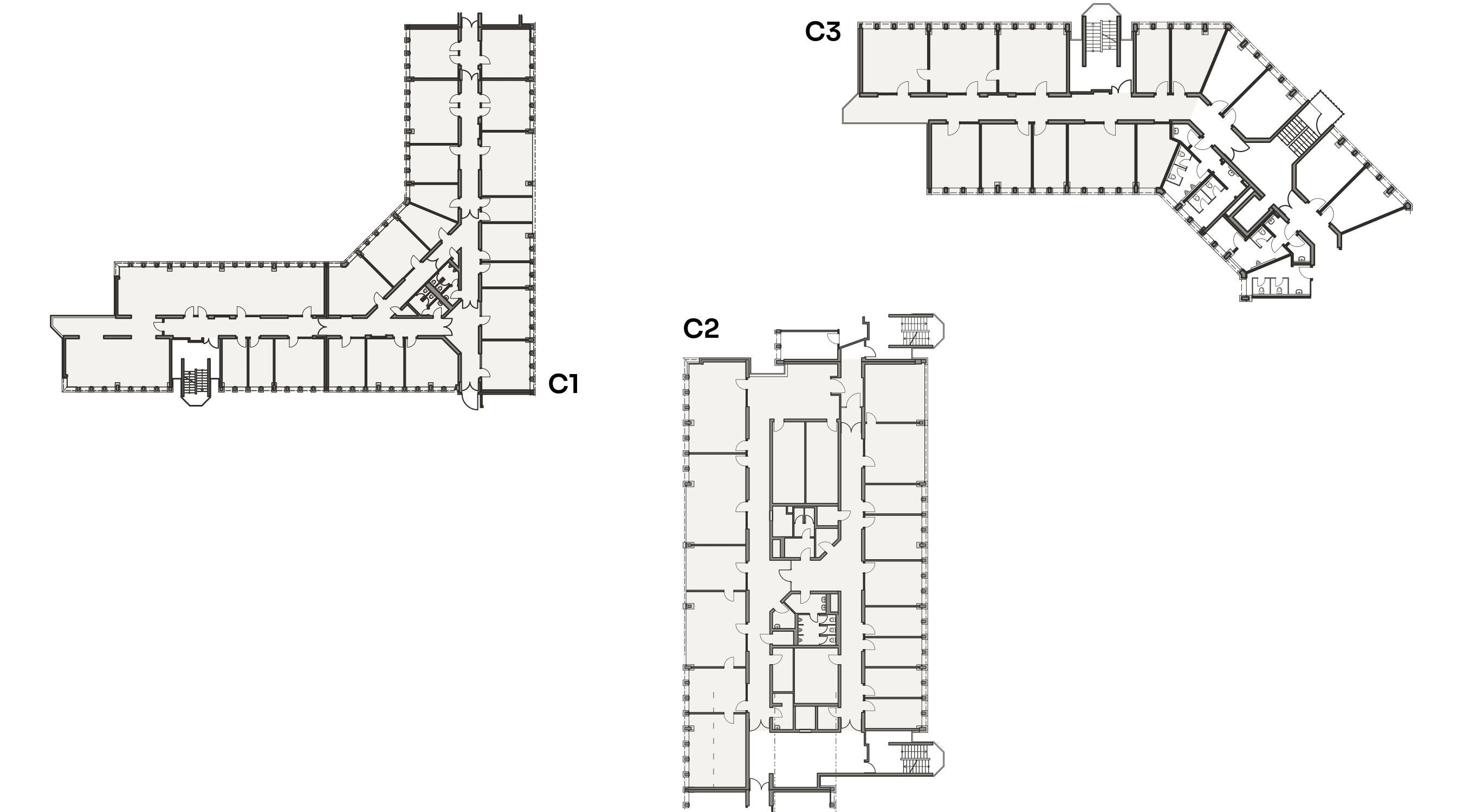 Grundrissplan eines Gebäudes mit drei getrennten Bereichen, die jeweils mehrere Räume und Korridore zeigen.
