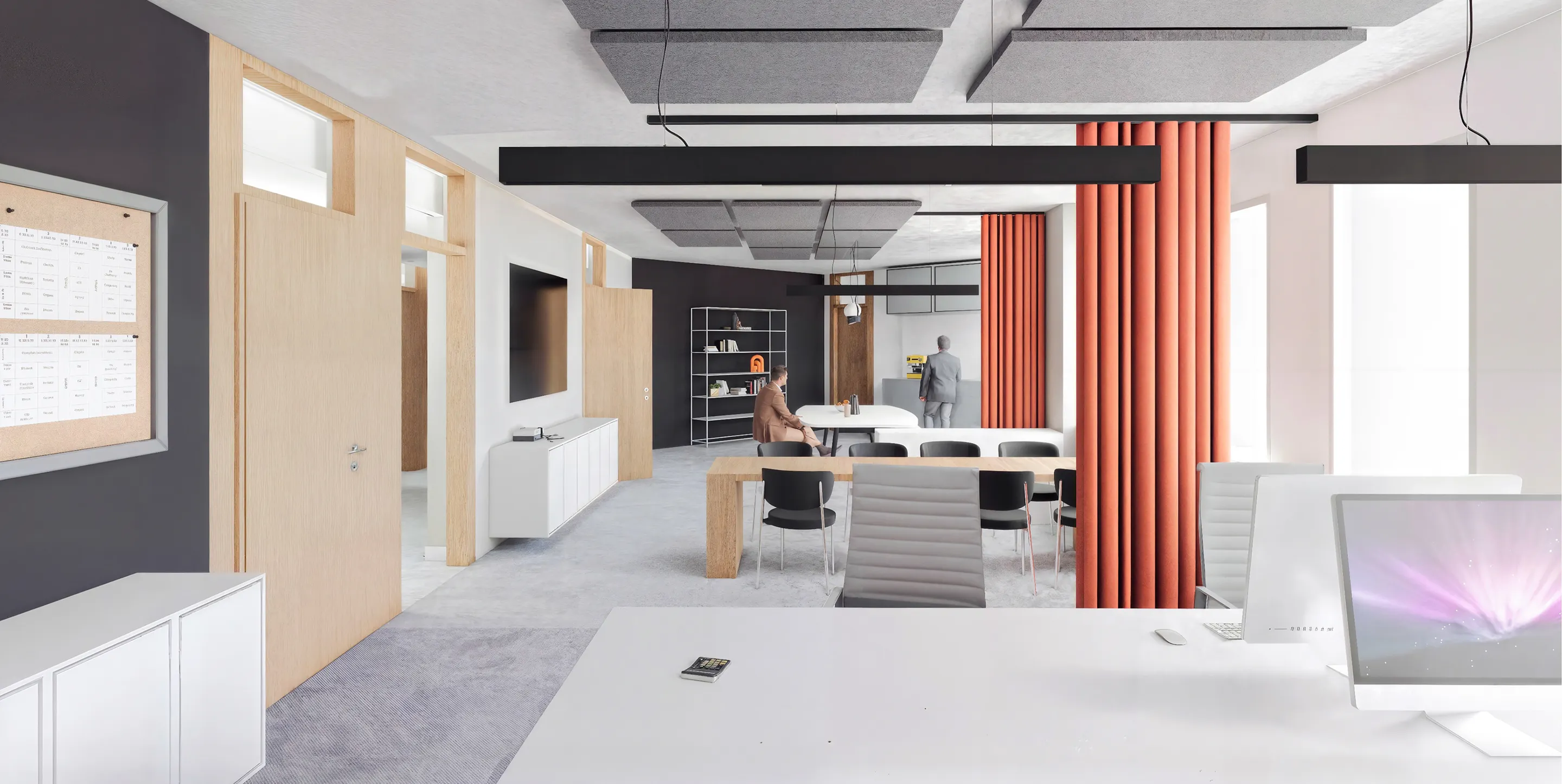 Modernes Büro mit weißen Tischen, grauen Stühlen, roten Vorhängen und zwei Personen, die an einem runden Tisch sitzen.